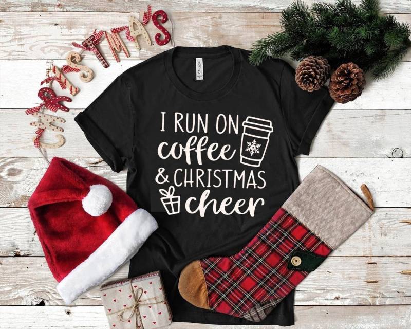 Ich Laufe Auf Kaffee Und Weihnachten Cheer Shirt, Lustiges Weihnachts Familie Tshirt, Frauen Shirts von GraphicTeePoint