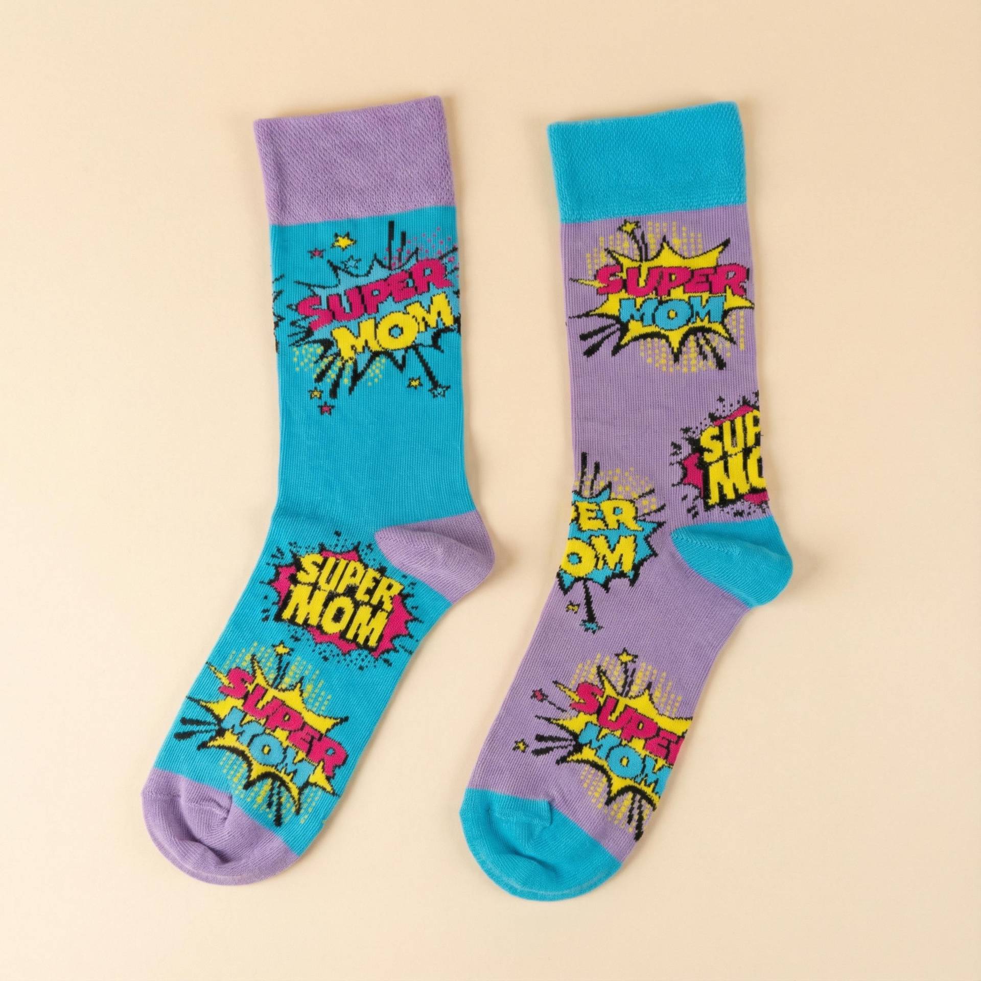Super Mom Mismatched Socken Geschenk Für Mama Muttertagsgeschenk Babyshower Weihnachtsgeschenk von GrasshopperWear