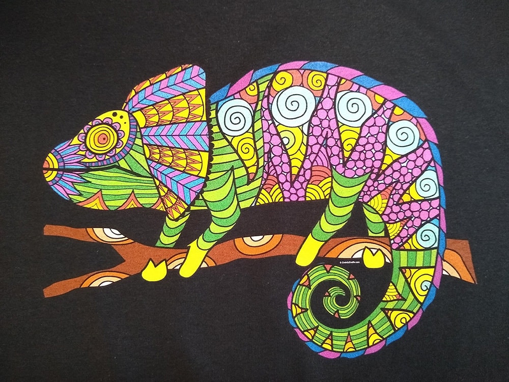 Bunte Chamäleon Eidechse Kunst Kurzarm Unisex T-Shirt von GratefulGraffix