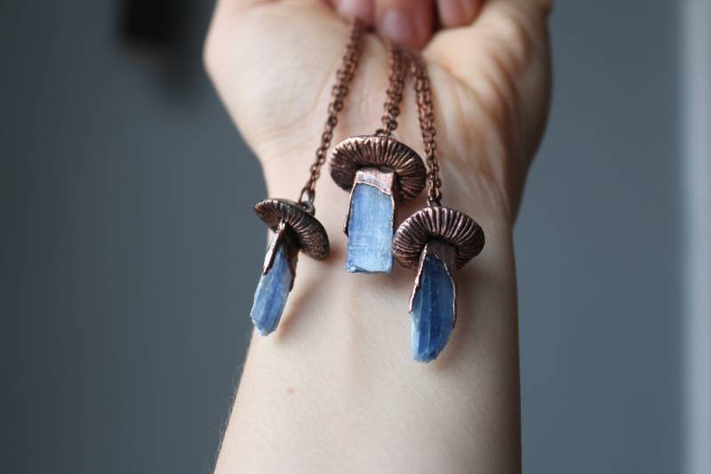 Kleine Blaue Kyanit Pilz Kristall Halskette, Elektrogeformter Schmuck, Boho Hippie Blauer Anhänger, Rohkristall Schmuck von GratefullyDreaming