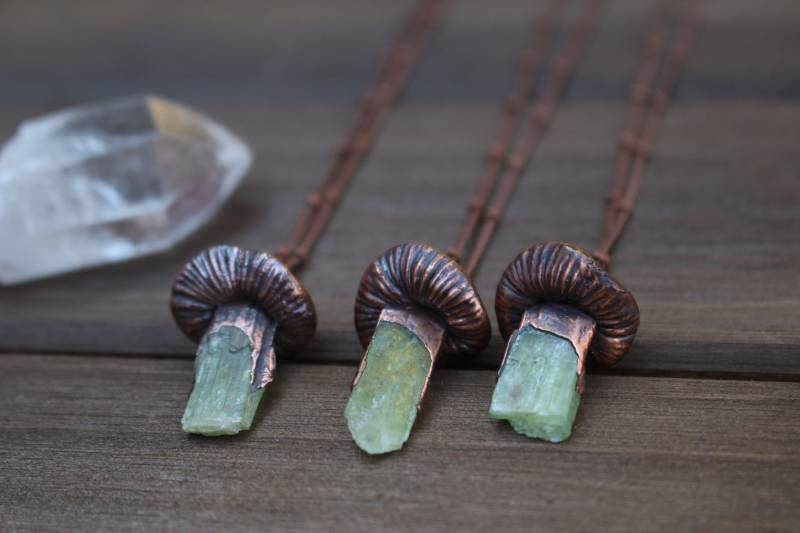 Kleine Grüne Kyanit Pilz Halskette, Elektrogeformter Schmuck, Boho Hippie Rohkristall Schmuck Kleine Grüne Kyanit Pilz Halskette, Elektrogeformter Schmuck, Boho Hippie Rohkristall Schmuck von GratefullyDreaming