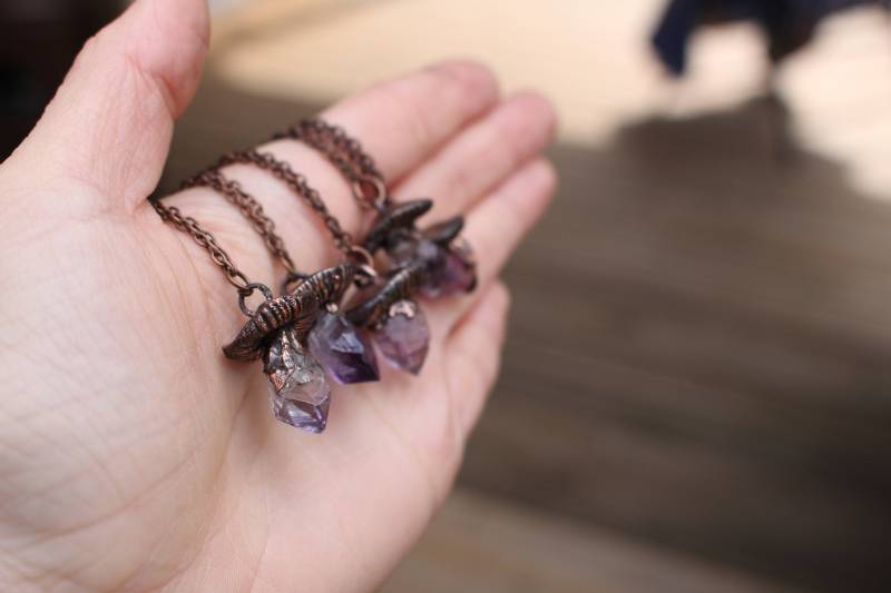 Kleiner Amethyst Pilz Kristall Halskette, Elektrogeformter Schmuck, Boho Hippie Rohkristall Schmuck von GratefullyDreaming