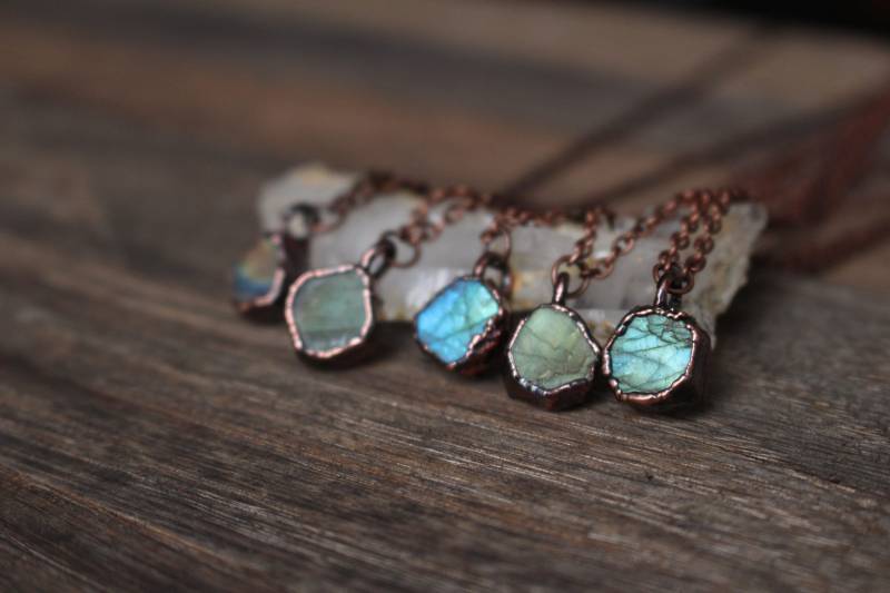 Rohe Kristall Halskette, Labradorit Brautjungfer Geschenk Idee, Zierlicher Schmuck, Elektrogeformter Hippie Schmuck von GratefullyDreaming