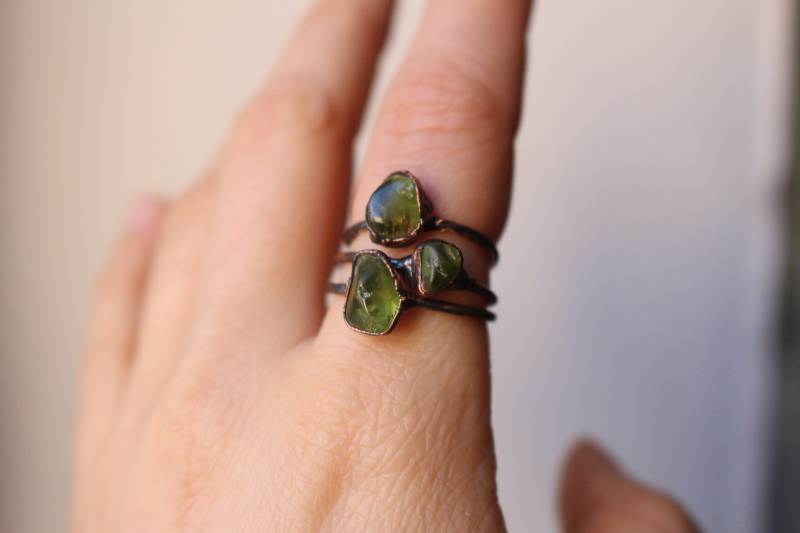 Roher Peridot Stapelring, Kristallringe, Boho Hippie Roher Peridot Stapelring, Kristallringe, Boho Hippie von GratefullyDreaming