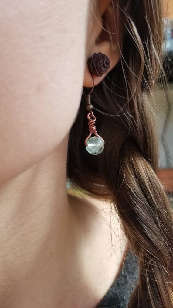 Schlichte Drahtgewickelte Ohrringe Mit Kristall Edelstein | Kupfer Boho Hippie Schmuck Accessoires Schlichte Drahtgewickelte Ohrringe Mit Kristall Edelstein | Kupfer Boho Hippie Schmuck Accessoires von GratefullyDreaming
