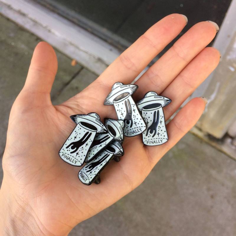 Ufo Entführung "Finally" Glow in The Dark Emaille Pin von Graveface