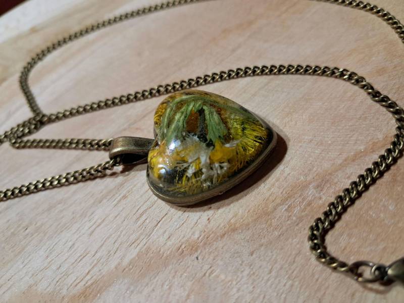 Blüten Herz Naturschmuck, Handgemacht; Blume Getrocknet, Liebe, Kette & Anhänger; Natur Naturmaterial, Geschenkidee Naturfreund Gelb Grün von GravesArts