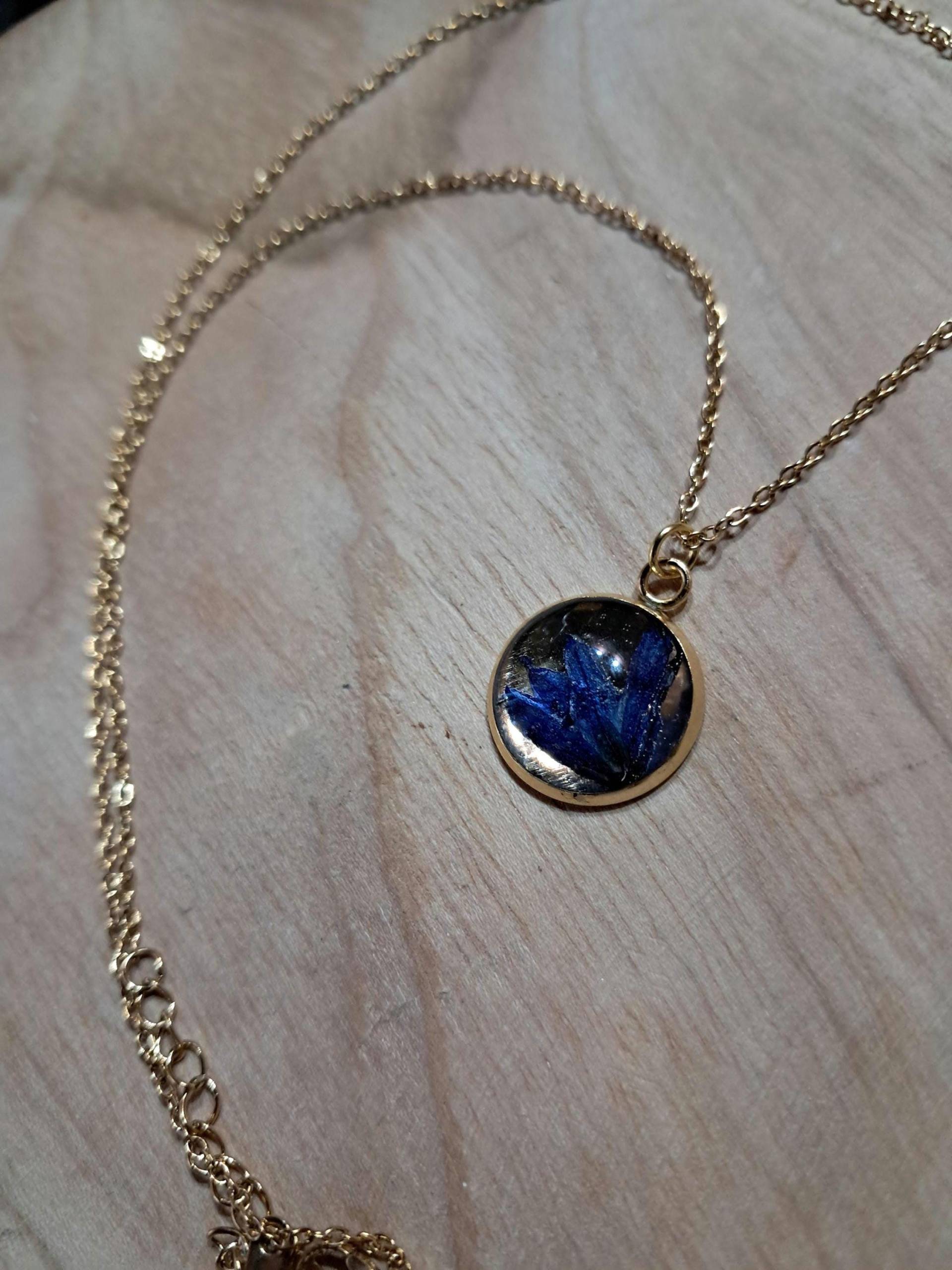 Blüten Naturschmuck, Handgemacht; Blume Getrocknet, Kette & Anhänger; Naturmaterial, Geschenkidee Naturfreund Gold Blau Frühling Sommer von GravesArts