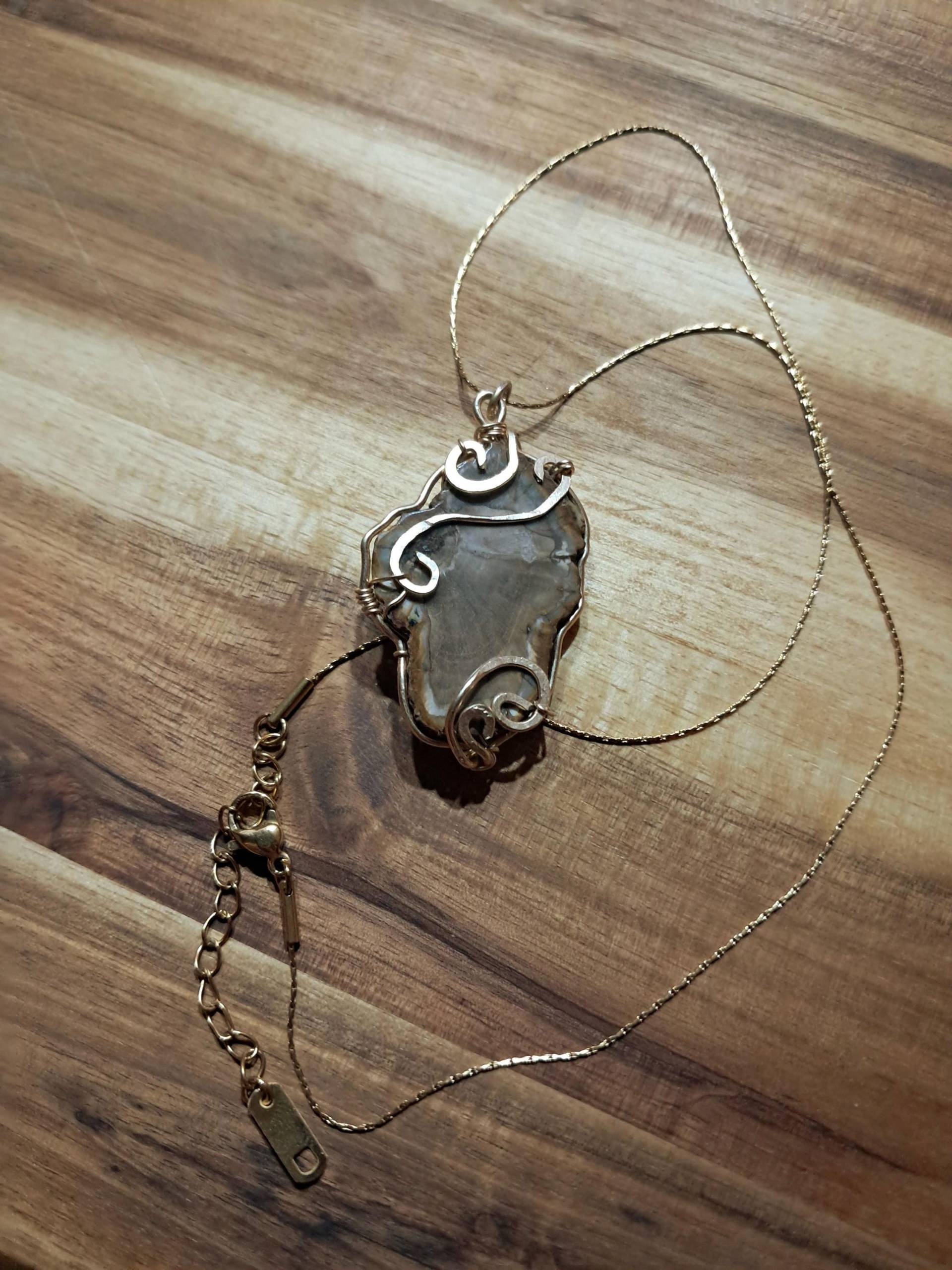 Halskette Naturschmuck - Nachhaltig, Kette Mit Anhänger; Versteinertes Holz, Fossil, Herr Der Ringe, Fantasy, Magie Amulett Echtgold Gold von GravesArts