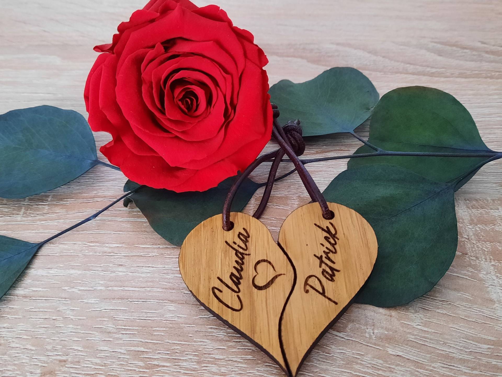 Schlüsselanhänger Herz Geteilt Mit Namen, Personalisierter Gravur Und Lederband. Gravur, Aus Eichenholz Für Deinen Liebsten Schlüsselanhänger Herz Geteilt Mit Namen, Personalisierter Gravur Und Lederband. Gravur, Aus Eichenholz Für Deinen Liebsten von Graviertechnik