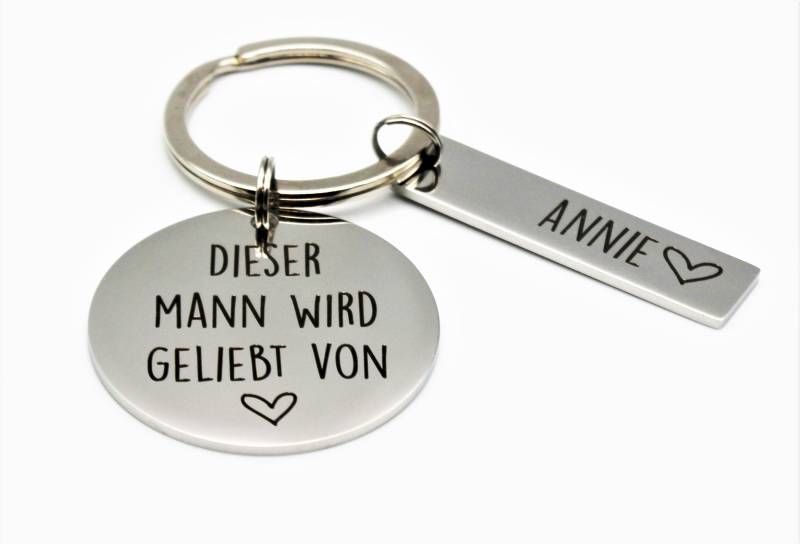 Dieser Mann Wird Geliebt Von - Personalisierter Schlüsselanhänger Mit Gravur Namen Männer Geschenk Edelstahl von Gravur19