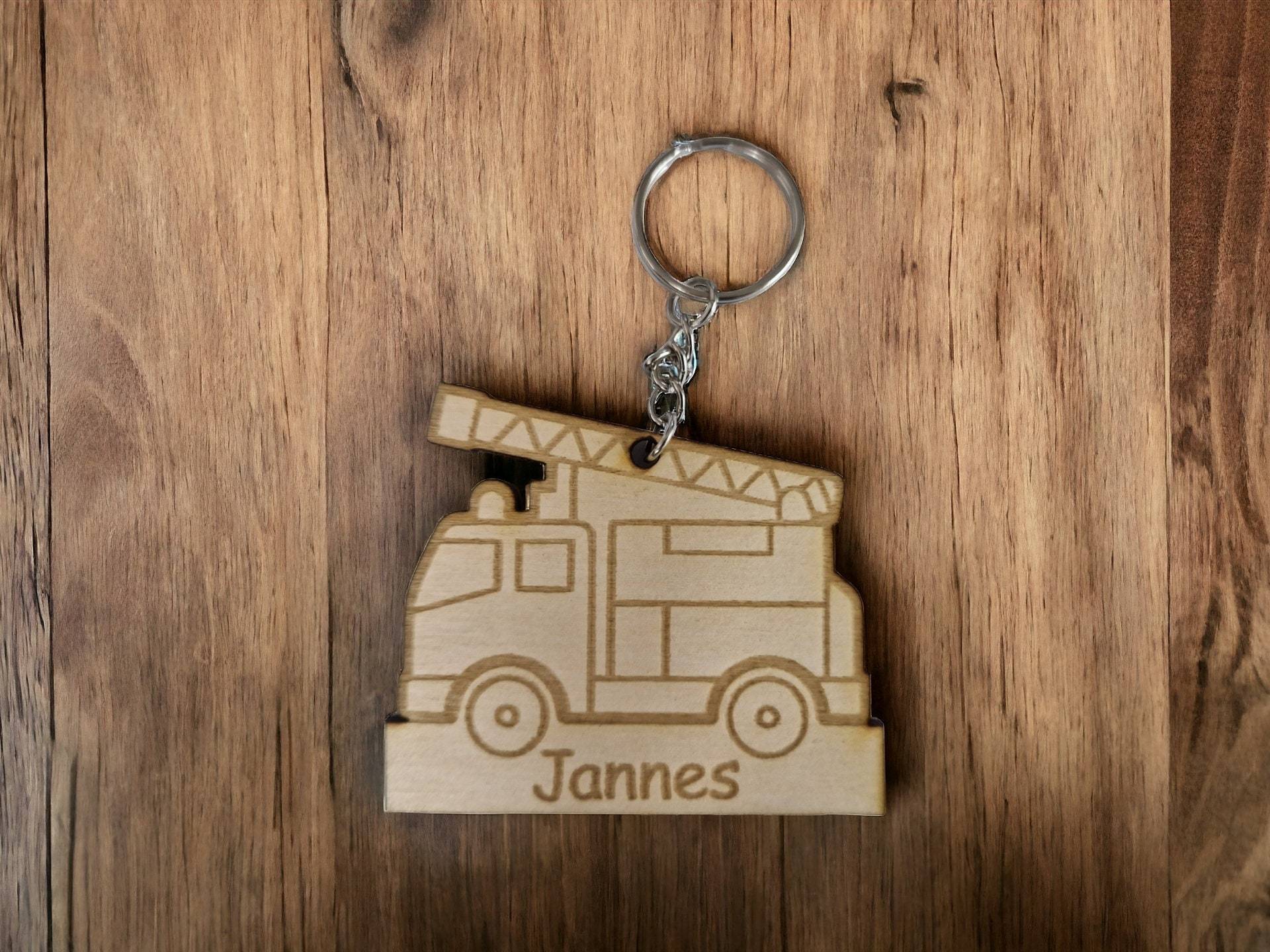 Feuerwehrauto Anhänger Feuerwehr |Rucksack| Holz | Personalisiert Rucksackanhänger Kinder| Name Schlüsselanhänger von GravurHandwerk