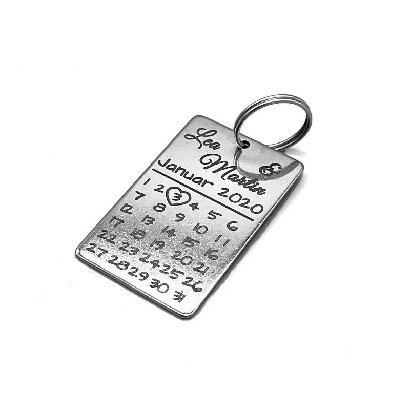 Individuell Gravierter Edelstahl-Schlüsselanhänger - Kalender Motiv Mit Persönliches Datum Personalisierter Anhänger Individuell Gravierter Edelstahl-Schlüsselanhänger - Kalender Motiv Mit Persönliches Datum Personalisierter Anhänger von GravurenKing