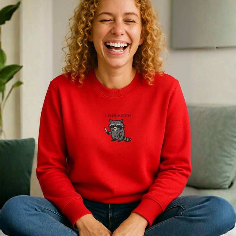 I Require Snacks Sweater | Lustiger Waschbär Pullover Unisex Bio-Sweatshirt Tiermotiv Geschenk Winter Outfit Snack Lover von GravurweltDE