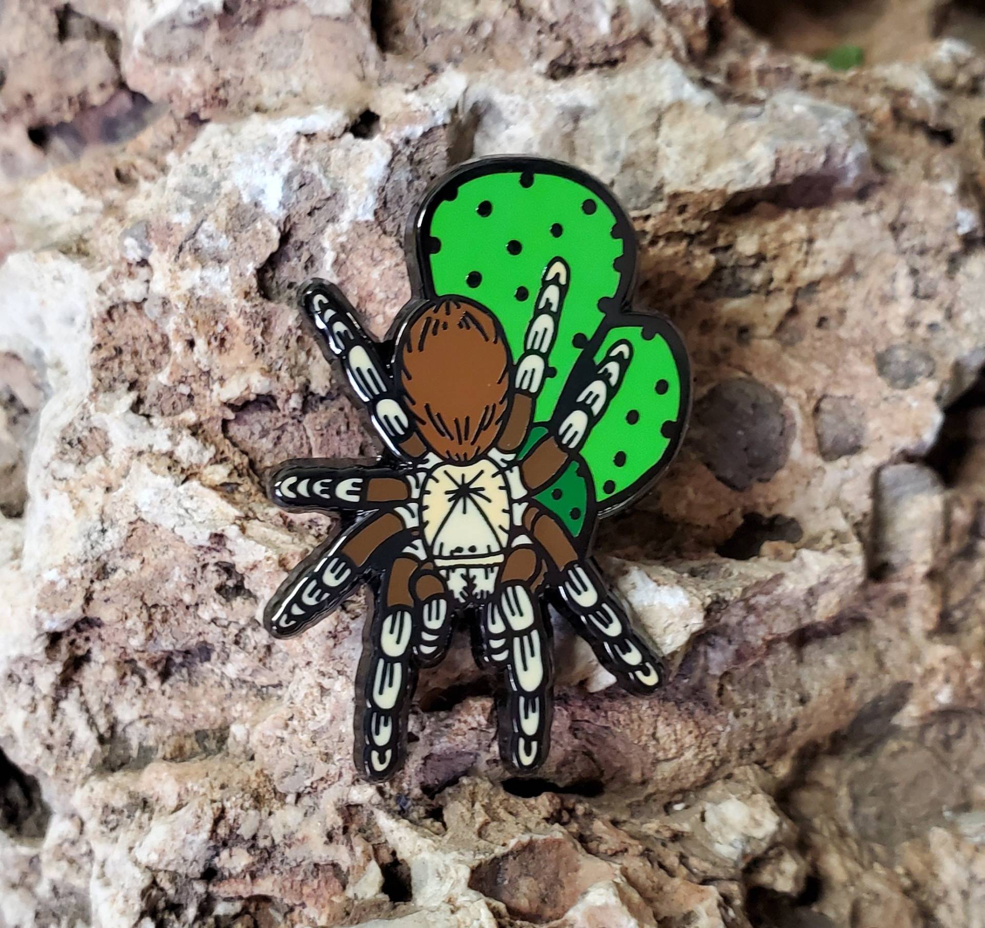 Hard Enam Pin - Aphonopelma Chalcodes Arizona Blonde Vogelspinne Mit Optunia Paddle Cactus Desert Spider Arachnid Metaphystical Hard Enam Pin - Aphonopelma Chalcodes Arizona Blonde Vogelspinne Mit Optunia Paddle Cactus Desert Spider Arachnid Metaphystical von GrayGhostCreations