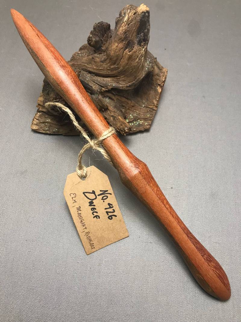 Holz Zauberstab No. 426 Dwelf Cosplay Kostüm Fee Prinzessin Druide Wicca Töpfer Larp Feen Hexe Zauberer Fantasy Holz Zauberstab No. 426 Dwelf Cosplay Kostüm Fee Prinzessin Druide Wicca Töpfer Larp Feen Hexe Zauberer Fantasy von GrayMagic