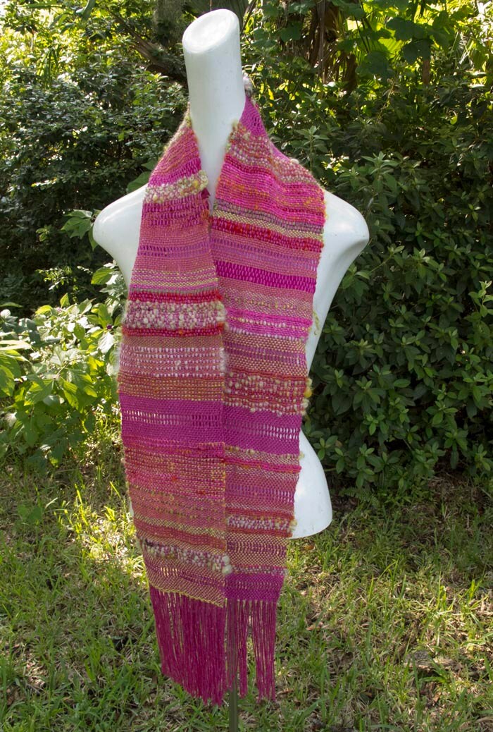 Handgewebte Fuchsia Schal in Nicht Wiederholenden Muster Mit Strukturierten Handgesponnen Handgewebte Fuchsia Schal in Nicht Wiederholenden Muster Mit Strukturierten Handgesponnen von GrayMoonWearables