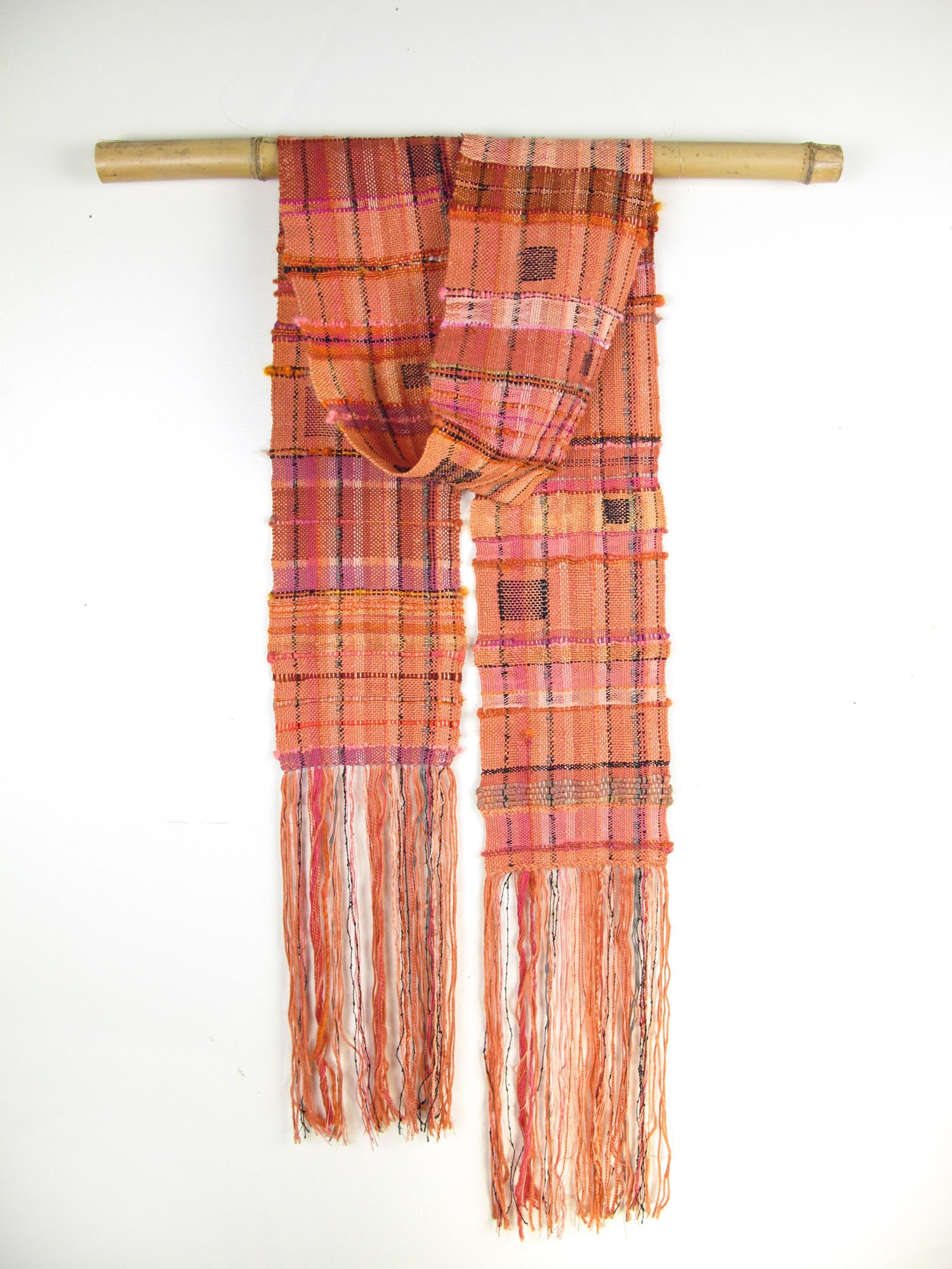Handgewebte Saori Schal Aus Baumwolle, Tencel Und Verschiedene Handgesponnene Garne. Mandarine, Orange, Rose Mit Zufälligen Schwarze Quadrate Handgewebte Saori Schal Aus Baumwolle, Tencel Und Verschiedene Handgesponnene Garne. Mandarine, Orange, Rose Mit Zufälligen Schwarze Quadrate von GrayMoonWearables