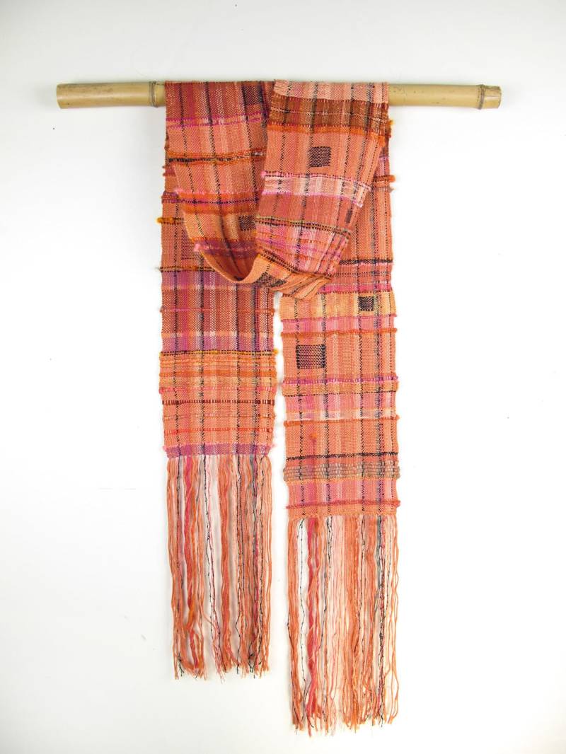 Handgewebte Saori Schal Aus Baumwolle, Tencel Und Verschiedene Handgesponnene Garne. Mandarine, Orange, Rose Mit Zufälligen Schwarze Quadrate Handgewebte Saori Schal Aus Baumwolle, Tencel Und Verschiedene Handgesponnene Garne. Mandarine, Orange, Rose Mit Zufälligen Schwarze Quadrate von GrayMoonWearables