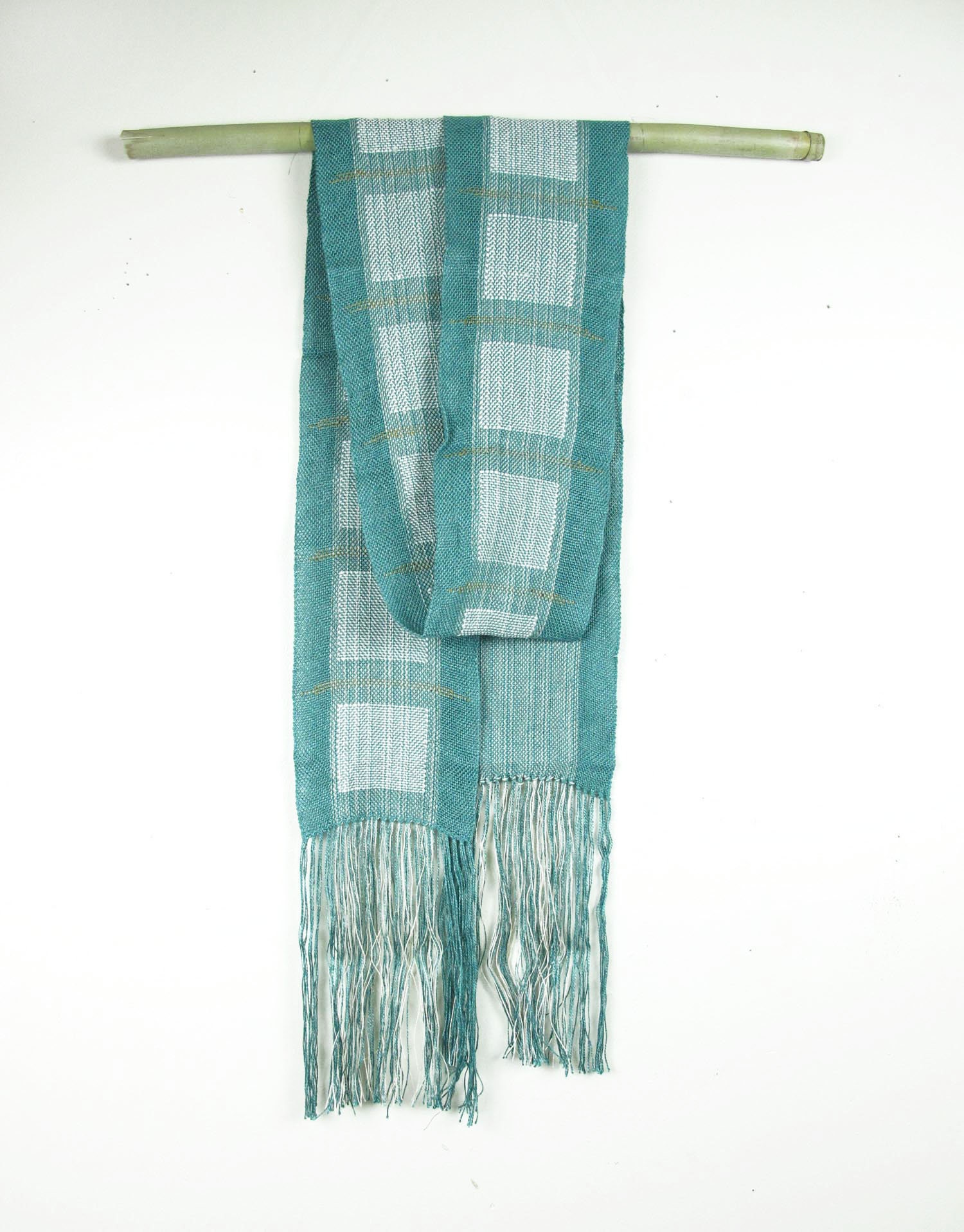 Handgewebter Schal in Aqua Bambus, Naturleinen Mit Weißer Seide Quadrate Und Gold Bambus-Linien Handgewebter Schal in Aqua Bambus, Naturleinen Mit Weißer Seide Quadrate Und Gold Bambus-Linien von GrayMoonWearables