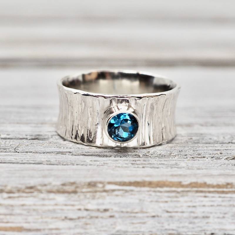 Handgemachter Sterling Silber Ring Mit 5 Mm Blautopas Handgemachter Sterling Silber Ring Mit 5 Mm Blautopas von GrayStokesJewellery