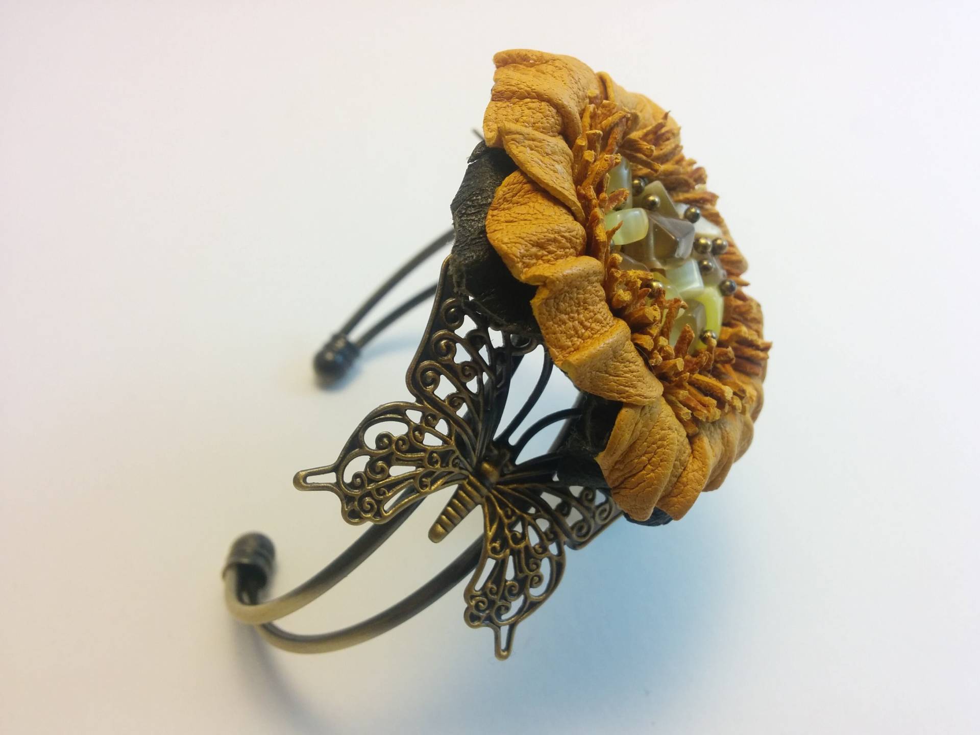 Handgemachte Leder-Blumen-Armband Mit Durchscheinenden Gelben Bernstein Farbigen Steinen Und Metall Schmetterlinge von GrazinasShop
