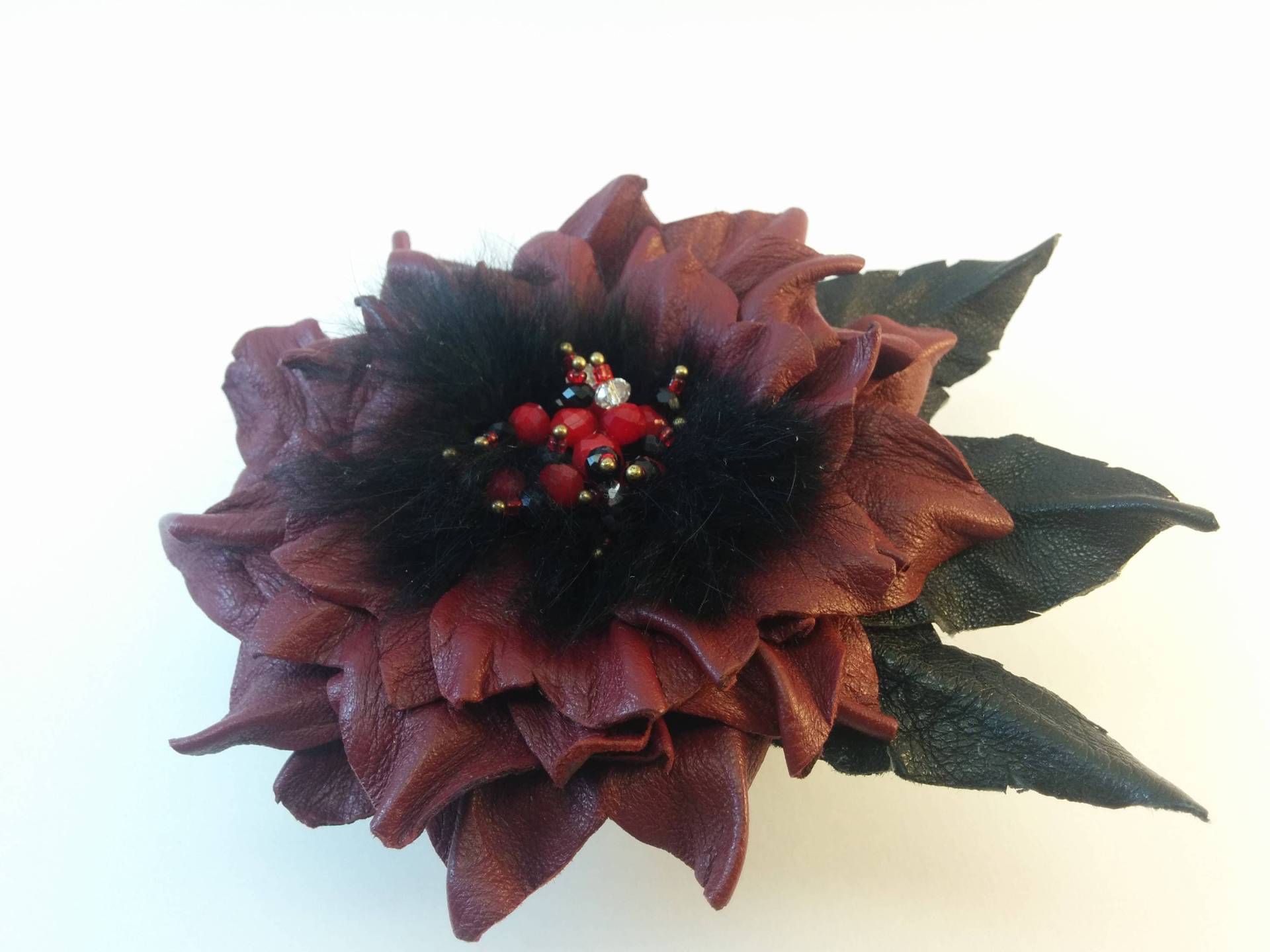 Leder Blumenbrosche/Anstecknadel Haar-Clip - Handgefertigt Rot Mit Fell Und Kristallen in Der Mitte Schwarzen Blättern von GrazinasShop