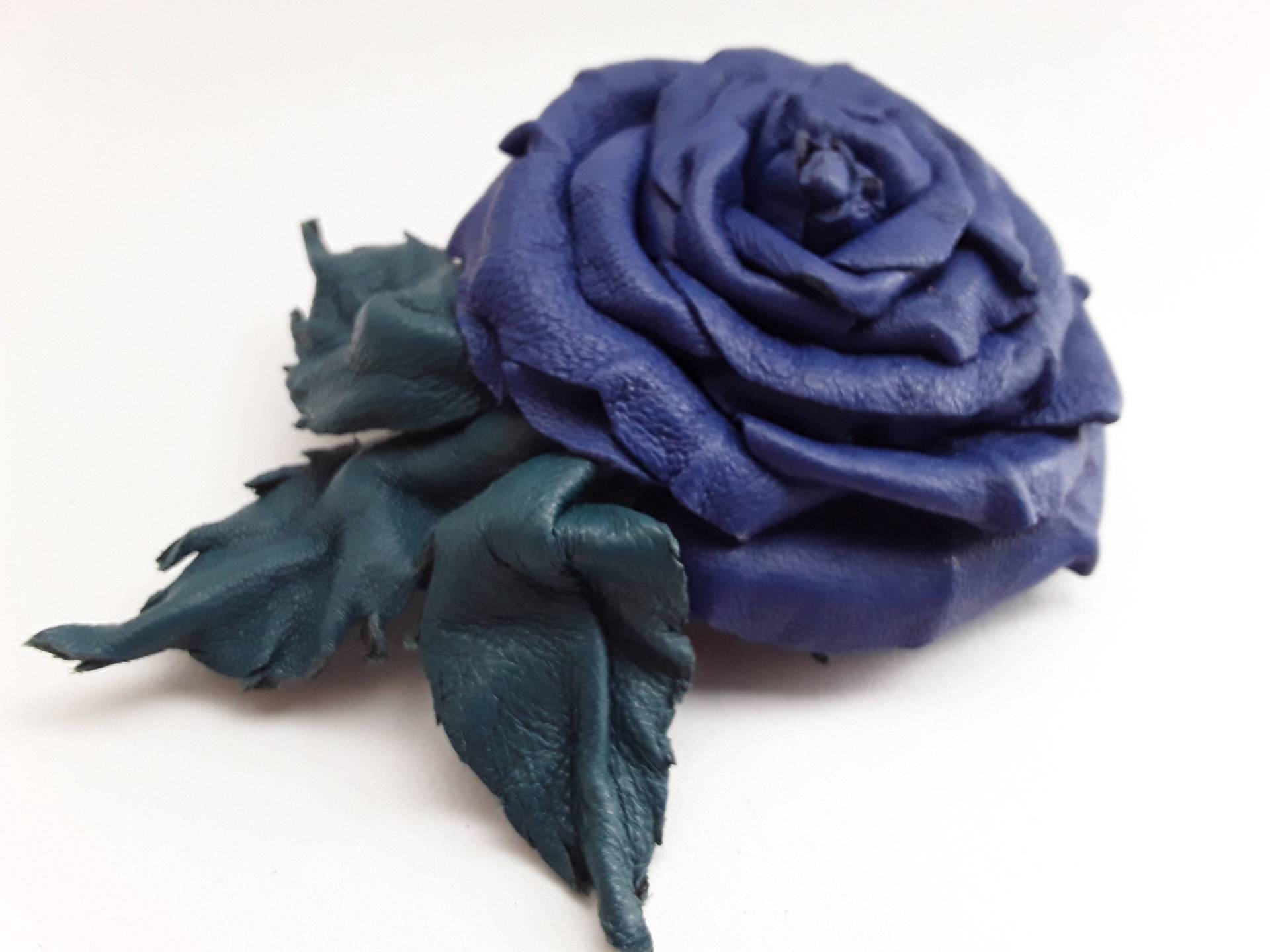 Leder Rose Blumenbrosche/Anstecknadel Haar-Clip - Handgemachte Blau Brosche Mit Grünen Blättern von GrazinasShop