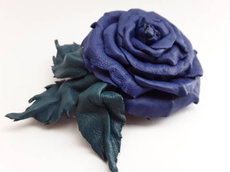 Leder Rose Blumenbrosche/Anstecknadel Haar-Clip - Handgemachte Blau Brosche Mit Grünen Blättern von GrazinasShop