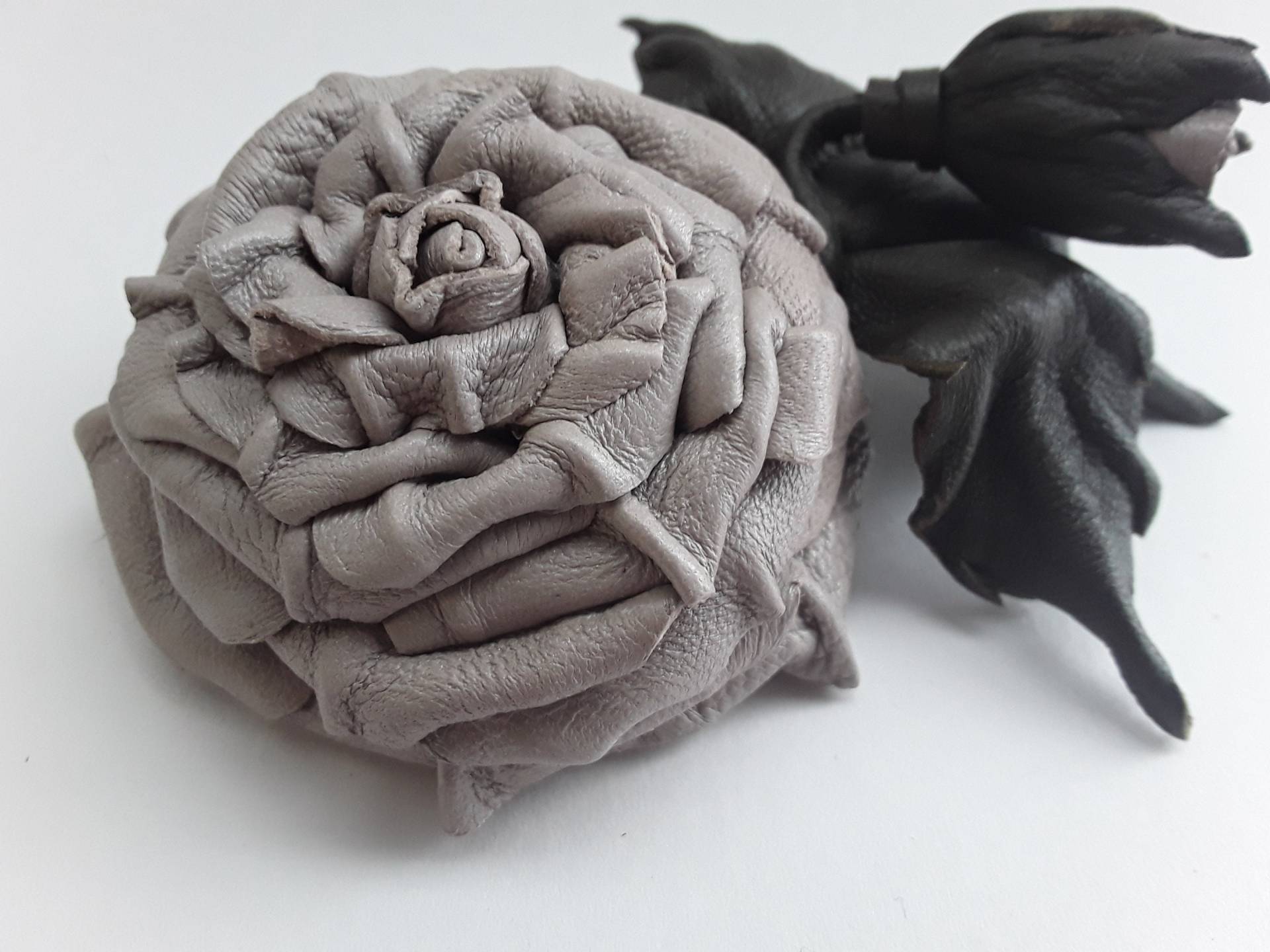 Leder Rose Blumenbrosche/Anstecknadel Haar-Clip - Handgemachte Grau Brosche Mit Grünen Blättern von GrazinasShop