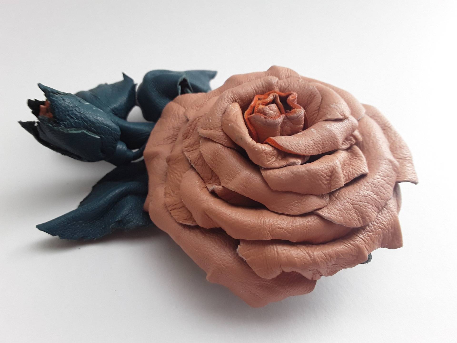 Leder Rose Blumenbrosche/Anstecknadel Haar-Clip - Handgemachte Lachs Rot Brosche Mit Grünen Blättern von GrazinasShop