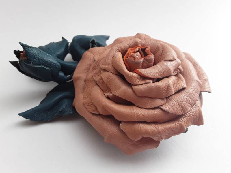 Leder Rose Blumenbrosche/Anstecknadel Haar-Clip - Handgemachte Lachs Rot Brosche Mit Grünen Blättern Leder Rose Blumenbrosche/Anstecknadel Haar-Clip - Handgemachte Lachs Rot Brosche Mit Grünen Blättern von GrazinasShop