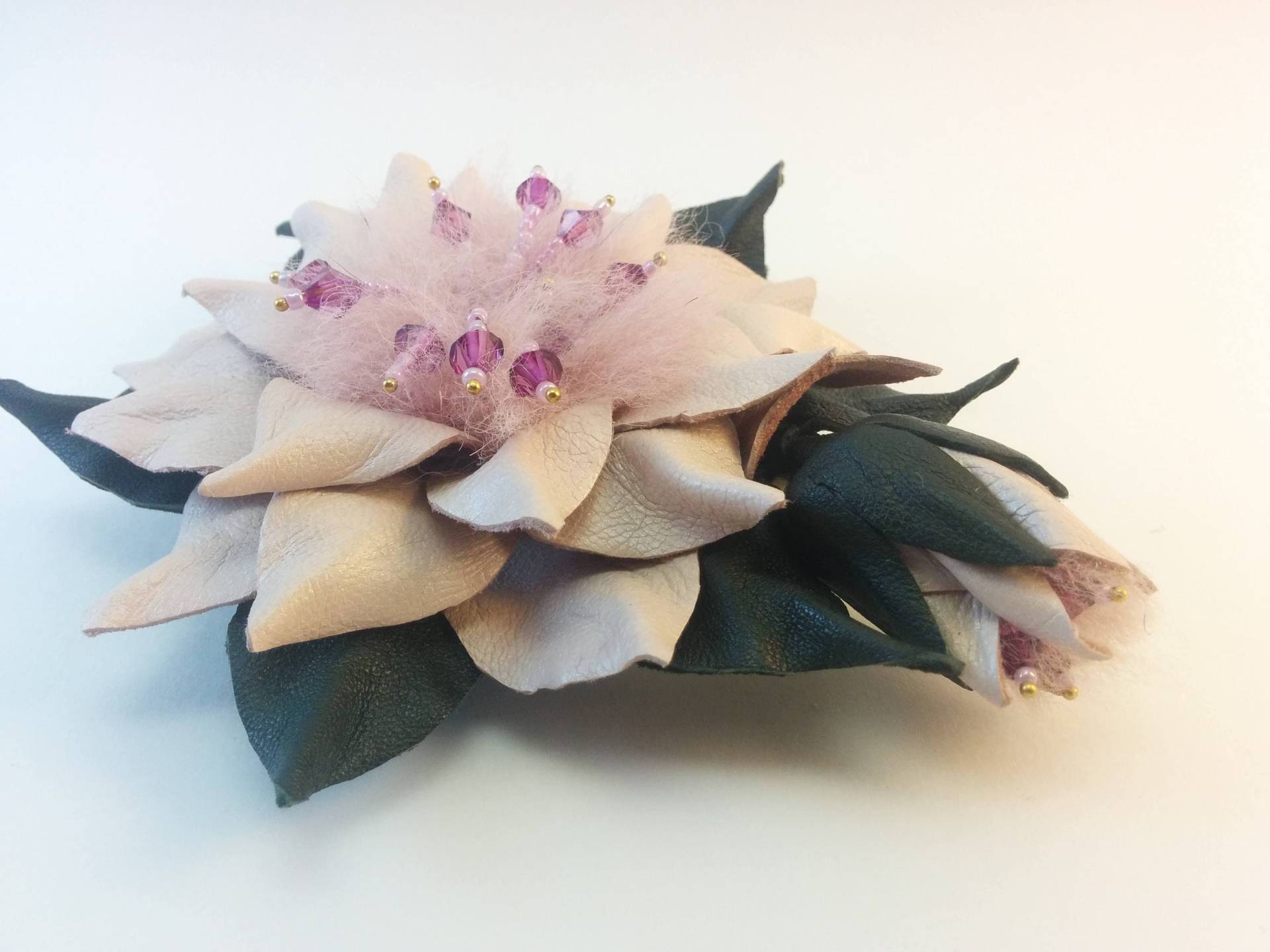 Rosa Leder-Blumen-Brosche/Anstecknadel Haar-Clip - Handgemachte Beige Und Leder Blumenbrosche Mit Fell Kristallen in Der Mitte von GrazinasShop