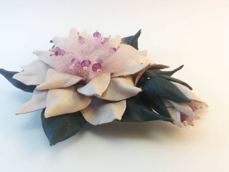 Rosa Leder-Blumen-Brosche/Anstecknadel Haar-Clip - Handgemachte Beige Und Leder Blumenbrosche Mit Fell Kristallen in Der Mitte Rosa Leder-Blumen-Brosche/Anstecknadel Haar-Clip - Handgemachte Beige Und Leder Blumenbrosche Mit Fell Kristallen in Der Mitte von GrazinasShop