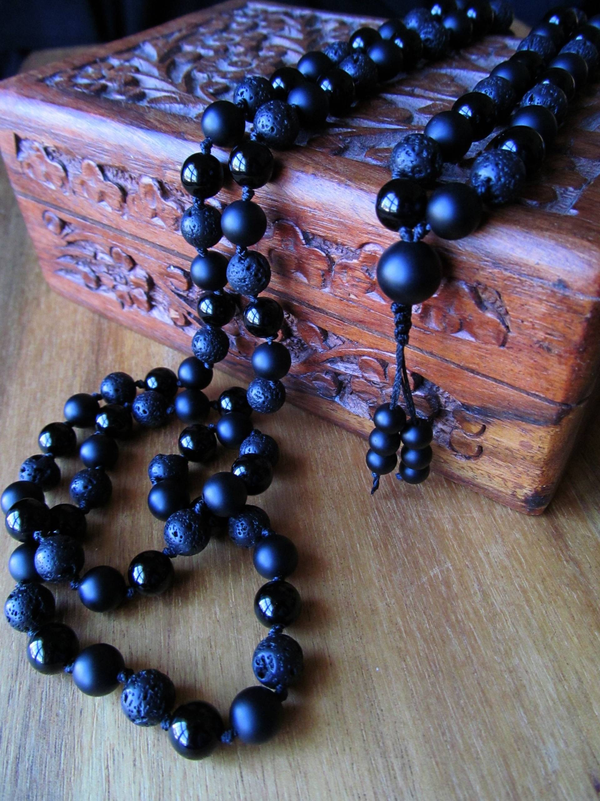 Handgeknüpfte Schwarze Onyx Mala Lavastein Meditationskette von GrdnEarthlyDelights
