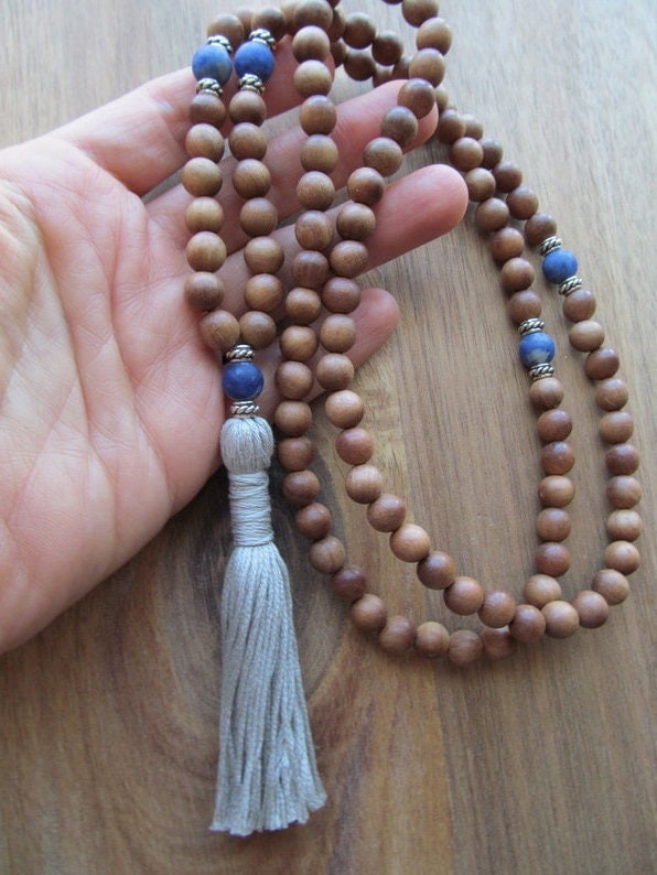 Mala Perlen Sandelholz Und Sodalith, 108 Perlen, Kette, Quaste Yoga Schmuck, Japa Mala, Lange Perlenkette von GrdnEarthlyDelights