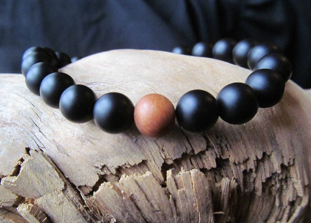 Matte Black Onyx Armband Mit Sandelholz Perle von GrdnEarthlyDelights