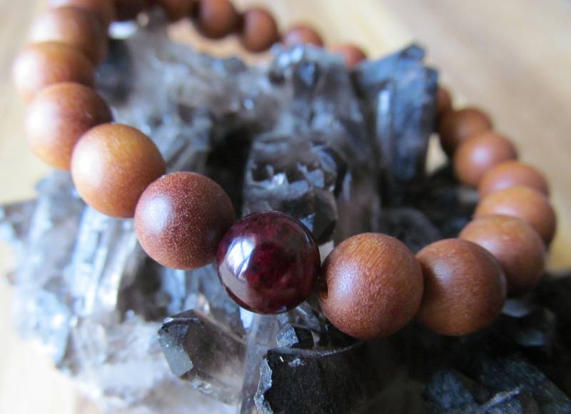 Sandelholz Granat Edelstein Armband Perlen Holz Mala von GrdnEarthlyDelights