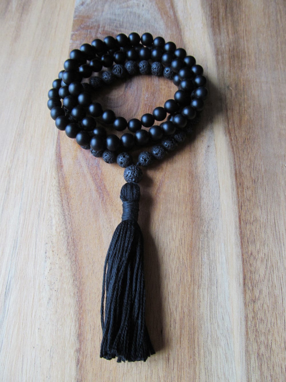 Schwarzer Onyx Und Lava 108 Perlen Mala, Lange Halskette, Quaste Yoga Schmuck, Meditation Geschenk, Geschenk Für Männer, Boho Kette von GrdnEarthlyDelights