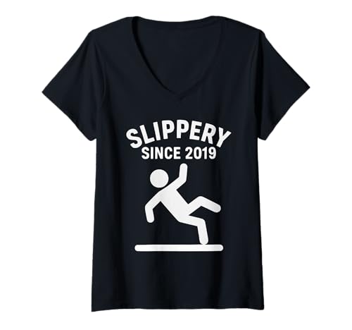 Damen Slippery Since 2019 Lustige Wet Floor Gag-Kleidung T-Shirt mit V-Ausschnitt Damen Slippery Since 2019 Lustige Wet Floor Gag-Kleidung T-Shirt mit V-Ausschnitt von Great Coffee Spill Commemorative Apparel