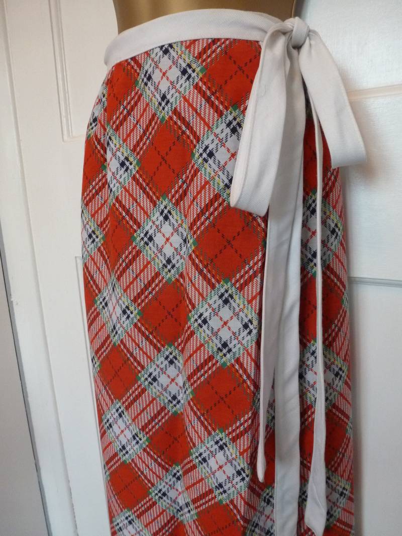 Vintage 1980Er 1990Er Jahre Tartan Marine Wendbarer Frühlingsrock. Wickelrock Von Keyser. Größe 10-16 Small-Large Vintage 1980Er 1990Er Jahre Tartan Marine Wendbarer Frühlingsrock. Wickelrock Von Keyser. Größe 10-16 Small-Large von GreatAuntAdasDrawers