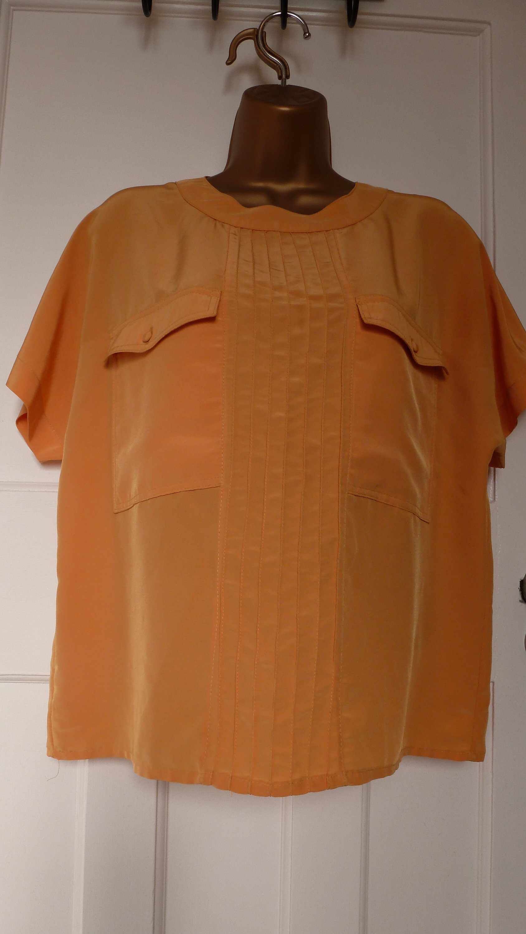 Vintage 1980S Gelbe Kurze Seidige Bluse Mit Fledermausärmeln. Michel Ambers Für Principles Boxy Top. Größe 12-16, M-L Vintage 1980S Gelbe Kurze Seidige Bluse Mit Fledermausärmeln. Michel Ambers Für Principles Boxy Top. Größe 12-16, M-L von GreatAuntAdasDrawers