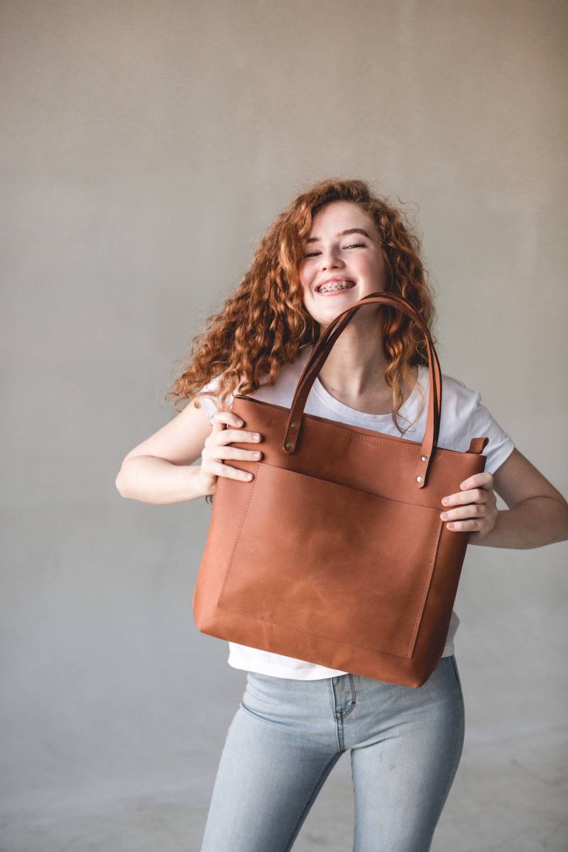 Braune Leder Tragetasche Handgefertigte Schultertasche Aus Rindleder Mit Taschen von GreatBrown