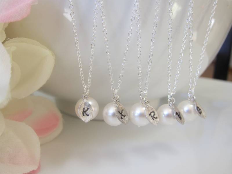 Brautjungfer Geschenk-Set Von 4-5-6, Anfangs Perlenkette, Hochzeitsparty Geschenk, Initial Halskette, Mutter, Schwester Schlichte Perlenkette von GreatJewelry4All