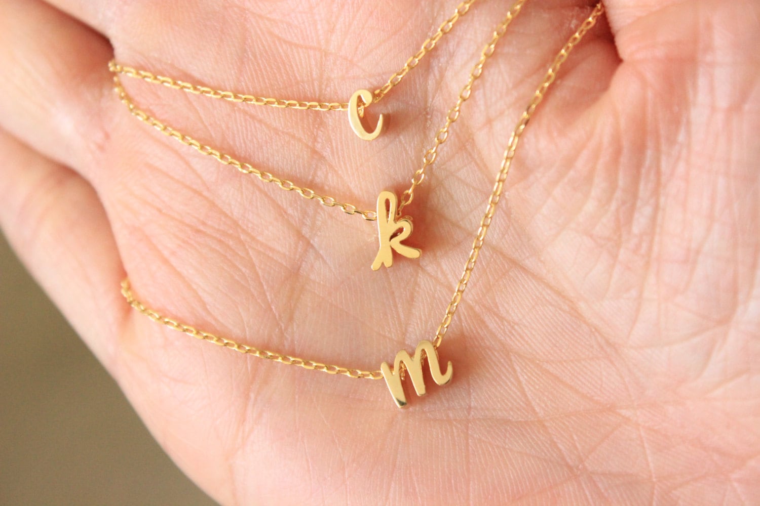 Brautjungferngeschenk, Satz Von 4 - 12 Halsketten, Tiny Gold Schreibschrift Initial Halskette, Winzige Buchstaben Hochzeitsfest-Geschenk, Hochzeit von GreatJewelry4All