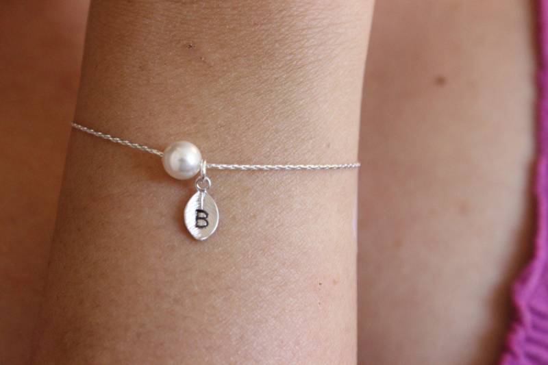 Buchstaben Armband, Perlenarmband Personalisiert, Perlenarmband, Brautjungfer Geschenk, Zierliches Silberarmband, Einfach, Minimal von GreatJewelry4All