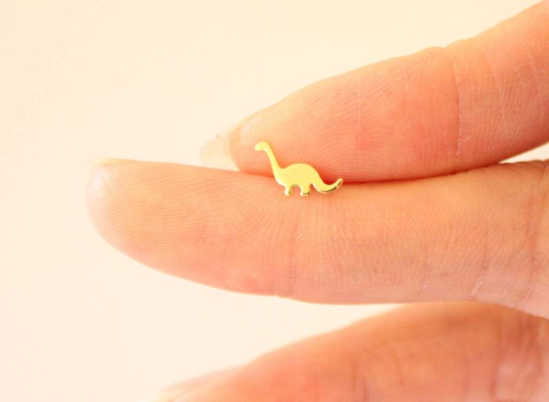Dinosaurier Knorpel Ohrringe, Gold Jurassic Park, Nasenstecker, Winzige Ohrstecker, Tragus Ohrstecker von GreatJewelry4All