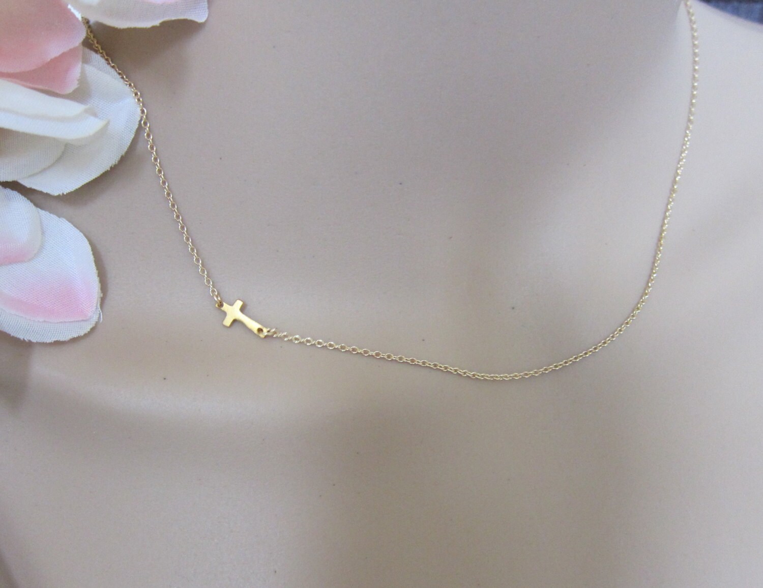 Extra Klein Gold Seitlich Kreuz Halskette, Glauben, Kelly Necklace, Celebrity Inspiriert von GreatJewelry4All