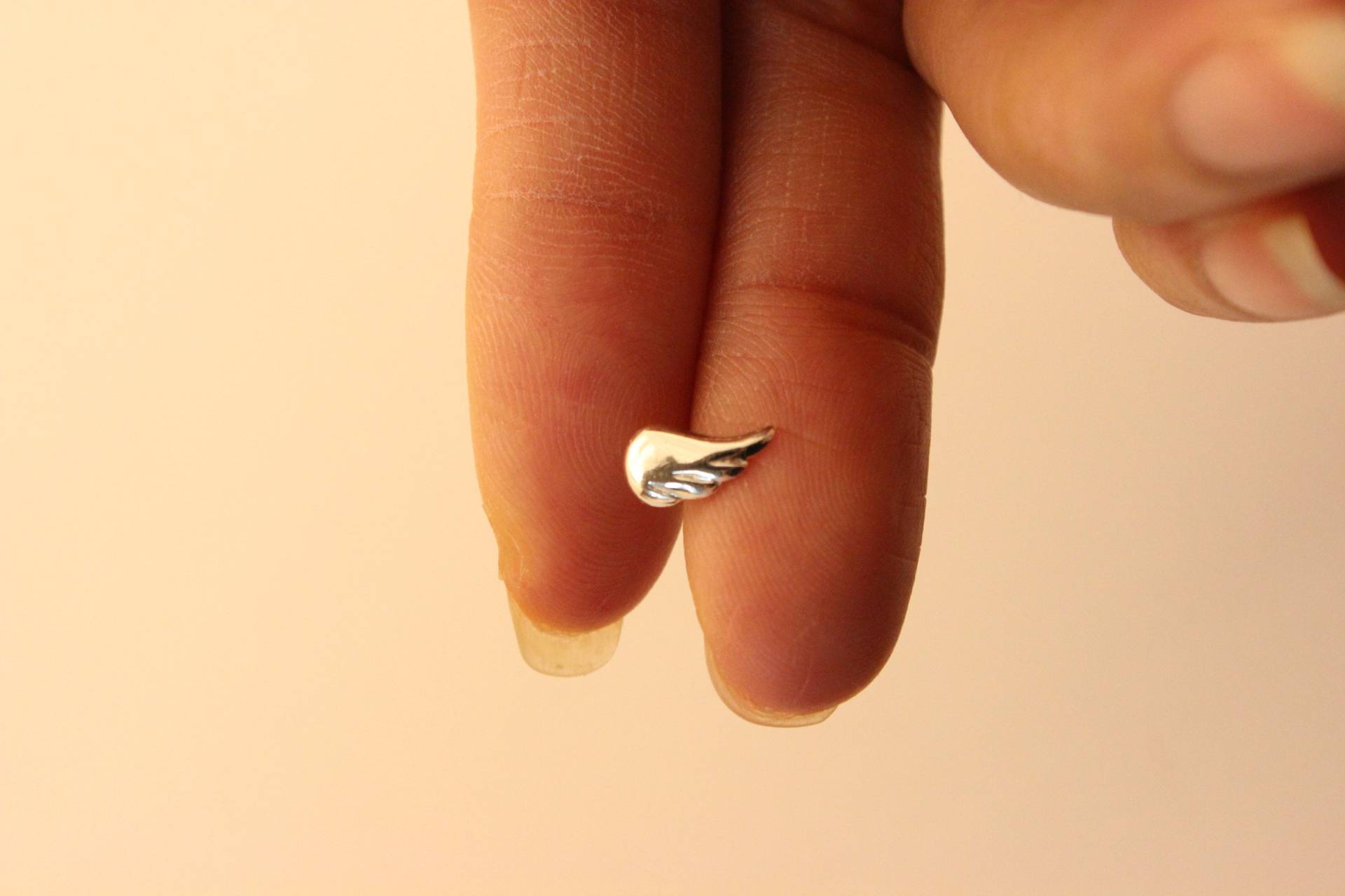 Flügel Ohrstecker Kleine Ohrstecker, Gedenksilber Ohrring Knorpel Tragus Entzückender Ohrring, Engelsflügel, Himmel von GreatJewelry4All