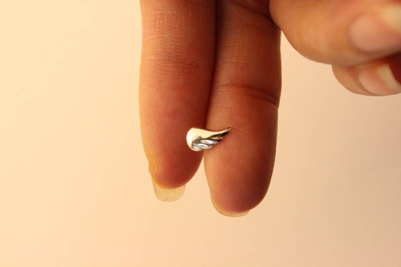 Flügel Ohrstecker Kleine Ohrstecker, Gedenksilber Ohrring Knorpel Tragus Entzückender Ohrring, Engelsflügel, Himmel von GreatJewelry4All